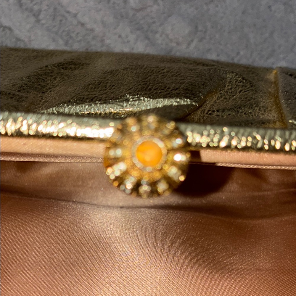Glamorous Gold Textured Clutch with Vintage Charm - Picture 5 of 7
